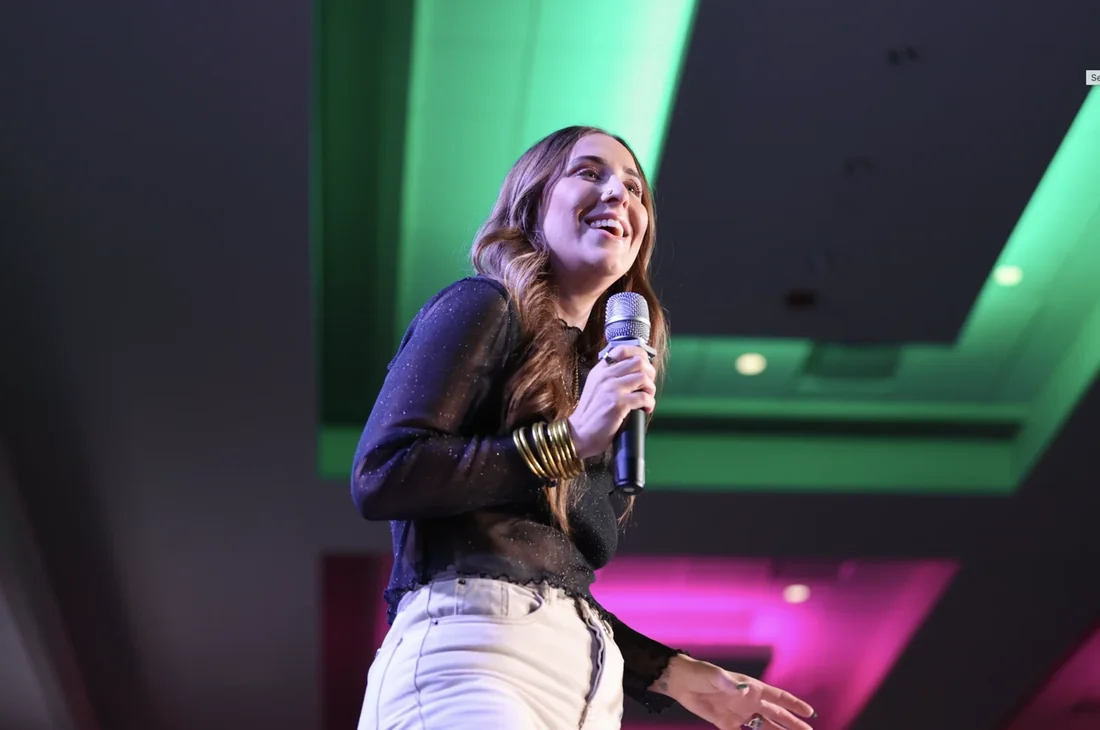 Elizabeth Faye speaking on stage